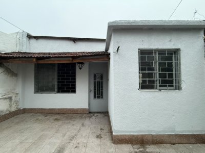 Casa en Alquiler 2 dormitorios y Patio Parque Batlle 