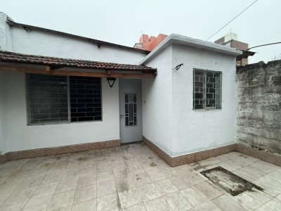 Casa en Alquiler 2 dormitorios y Patio Parque Batlle 