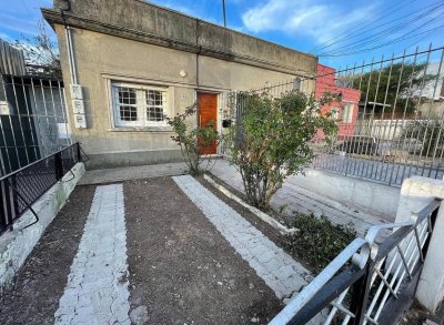 Casa 1 dormitorio, cochera y patio Cerrito 