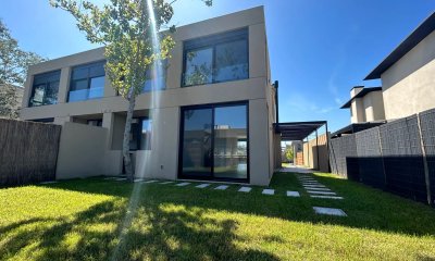 Casa en Venta 3 Dormitorios , Carrasco Norte