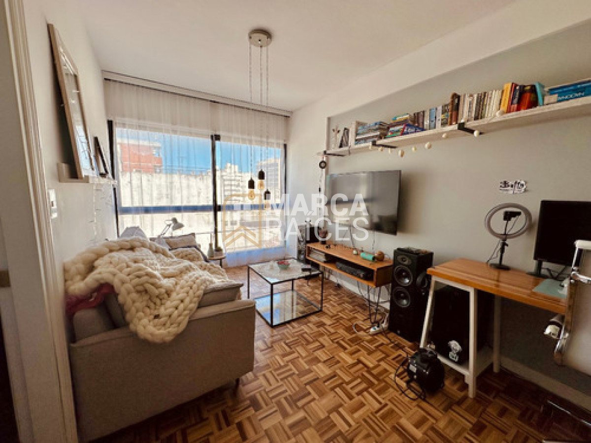 Apartamento ID.1300 - Alquiler Apartamento 1 Dormitorio Al Frente Semi Amoblado Centro Montevideo (Enero 2026)