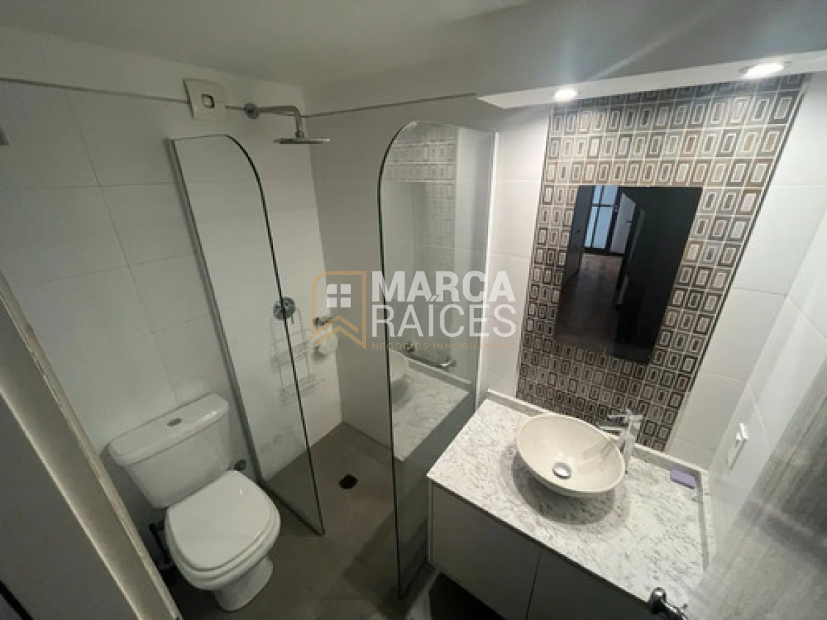 Apartamento ID.2032 - Alquiler Apartamento Con Patio Ideal Para Familias En Pocitos Con Vista A La Rambla! Con 2 Garages