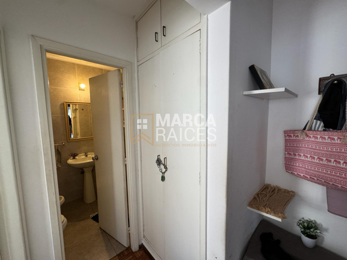 Apartamento ID.2043 - Alquiler Apartamento 4 Dormitorios, 2 Baños con Garage. Ciudad Vieja, Montevideo