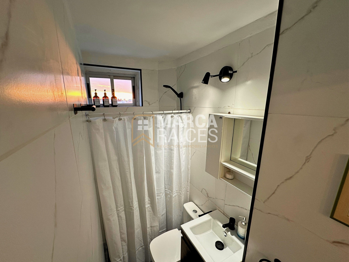 Apartamento ID.1621 - Alquiler Temporal Monoambiente en Pocitos Rambla y Plaza Gomensoro Disponible A Partir de Diciembre Montevideo