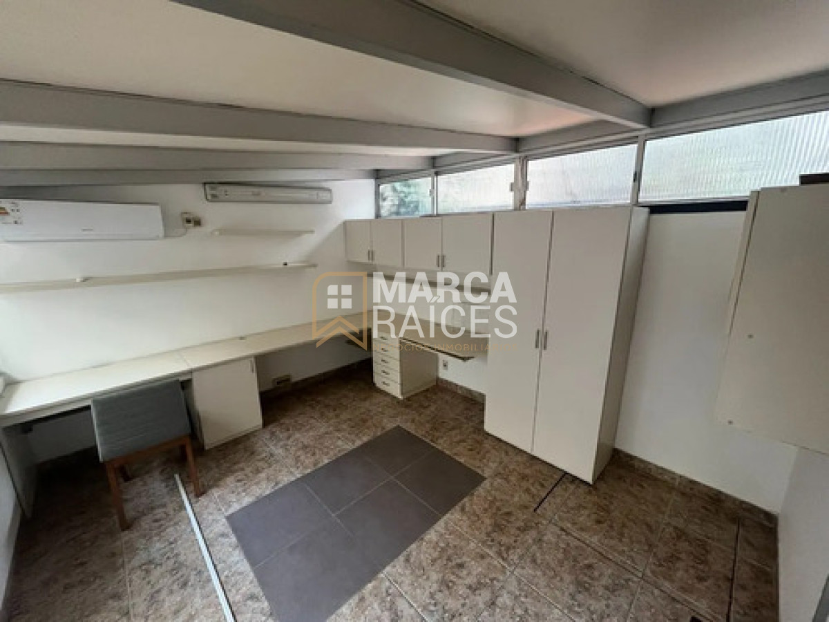 Apartamento ID.2032 - Alquiler Apartamento Con Patio Ideal Para Familias En Pocitos Con Vista A La Rambla! Con 2 Garages