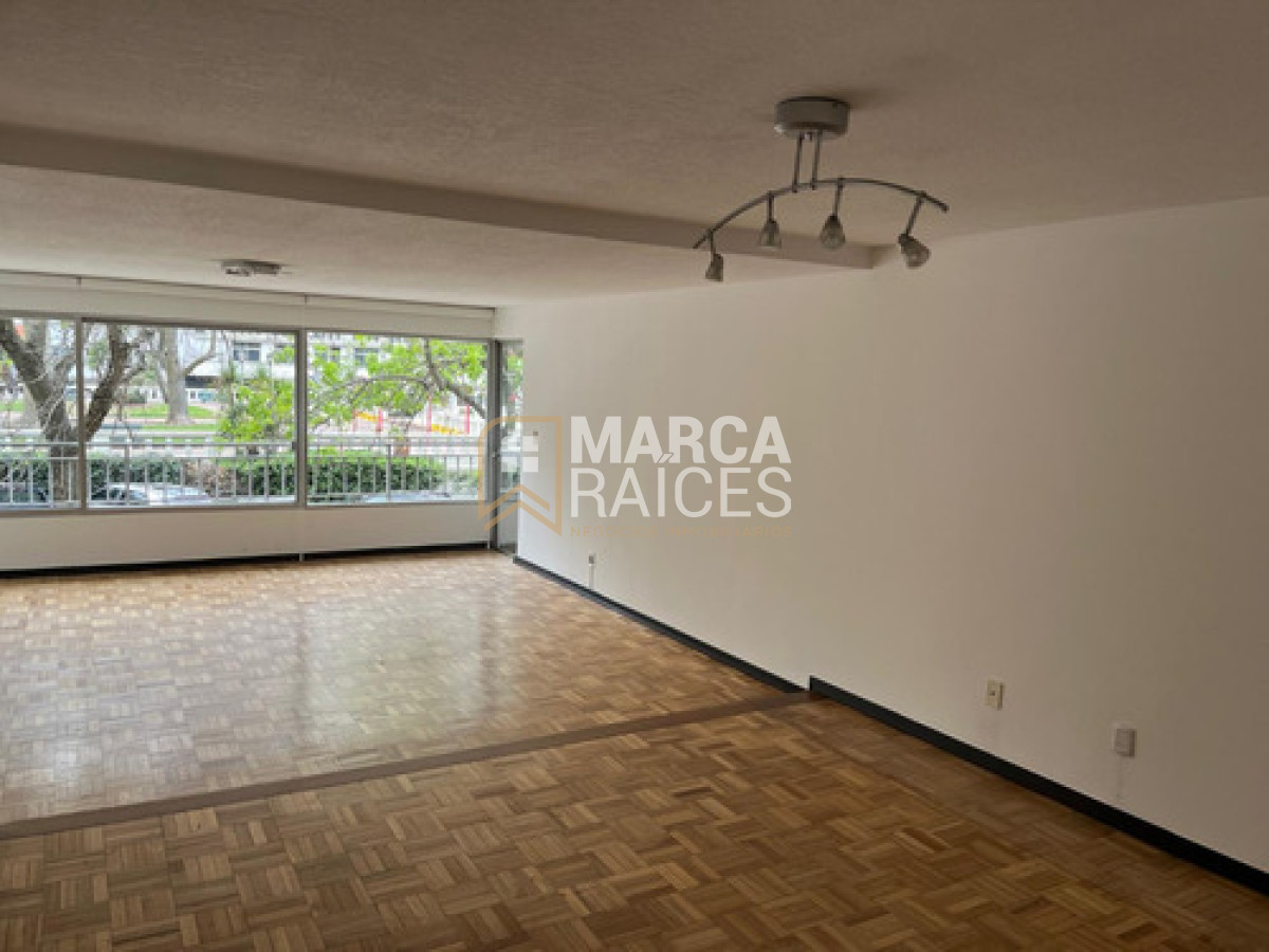 Apartamento ID.1669 - Alquiler Apartamento Hermoso y Amplio en una de las Mejores Zonas de Pocitos