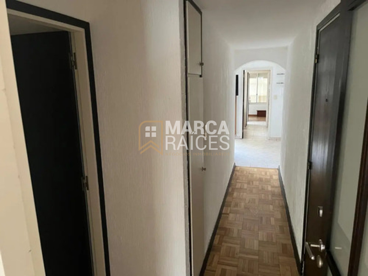 Apartamento ID.2032 - Alquiler Apartamento Con Patio Ideal Para Familias En Pocitos Con Vista A La Rambla! Con 2 Garages