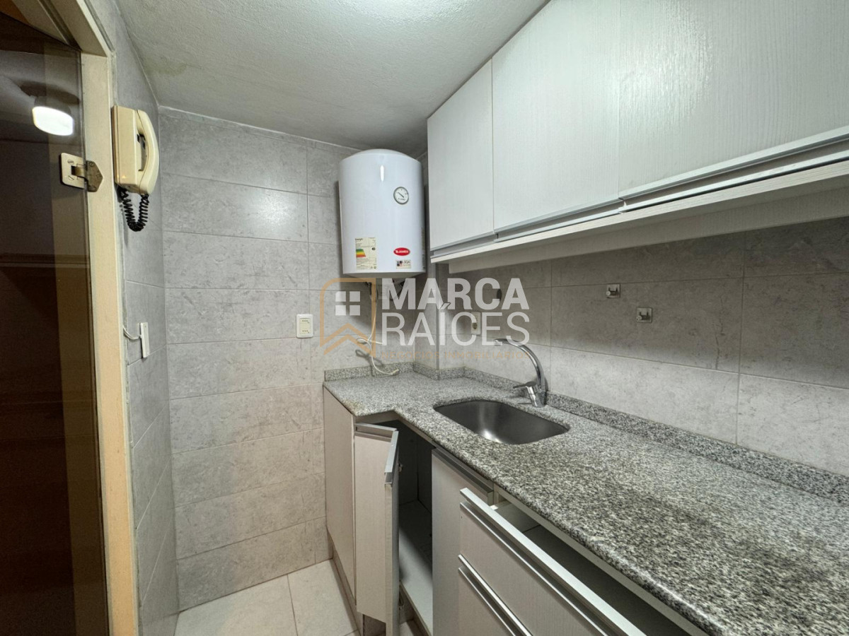 Apartamento ID.1865 - Alquiler Apartamento Monoambiente Con Balcon Piso Vista a la Rambla Pocitos Montevideo