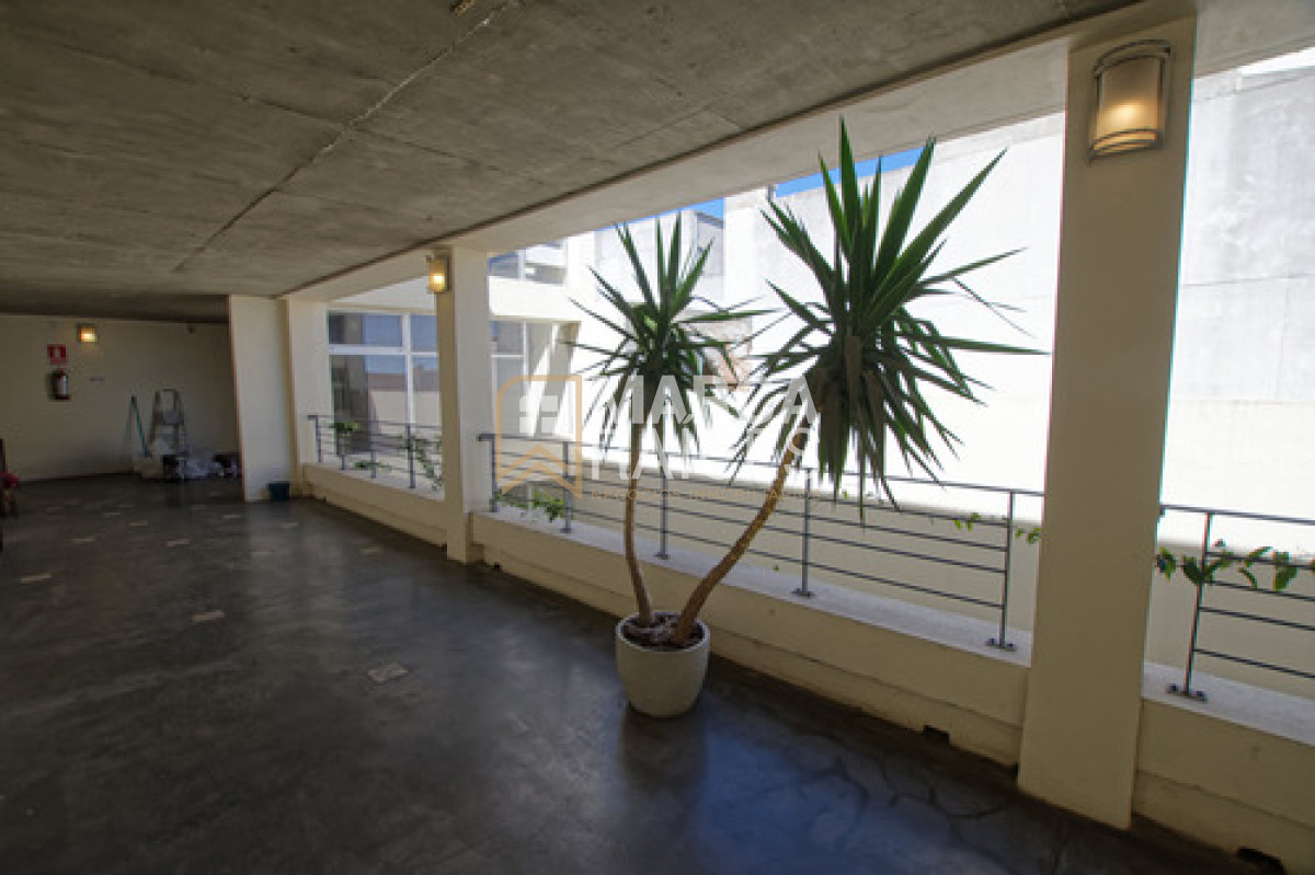Apartamento ID.1699 - Alquiler Dúplex 1 Dormitorio + Escritorio con Terraza y Garaje - Muy Luminoso Ciudad Vieja Montevideo