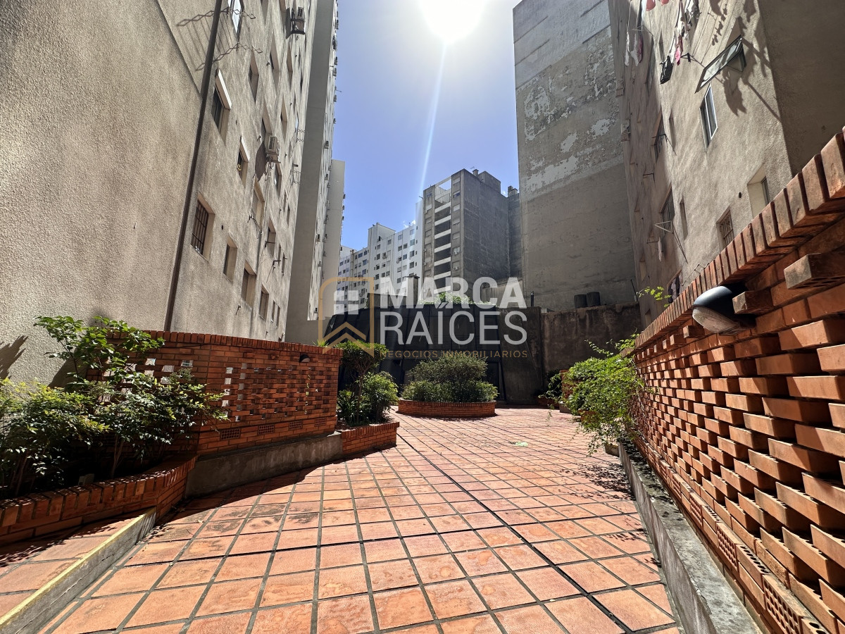 Apartamento ID.701 - Venta Apartamento 2 Dormitorios Garage Box Balcon al Frente Tres Cruces Montevideo