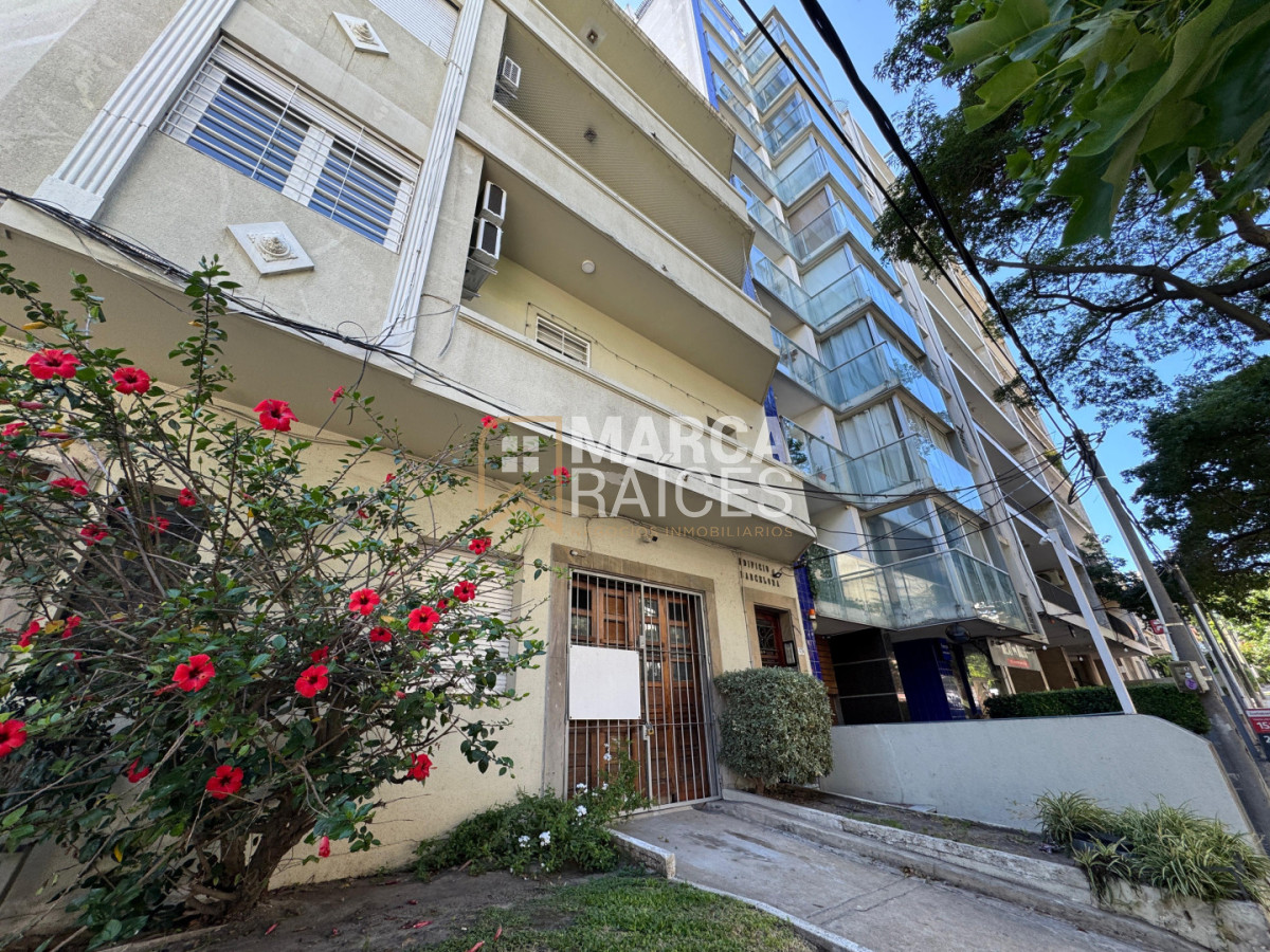 Apartamento ID.1807 - Alquiler Apartamento 2 Dormitorios, 1 Baño, Cocina Y Living. 2do Piso Por Escalera Pocitos Montevideo