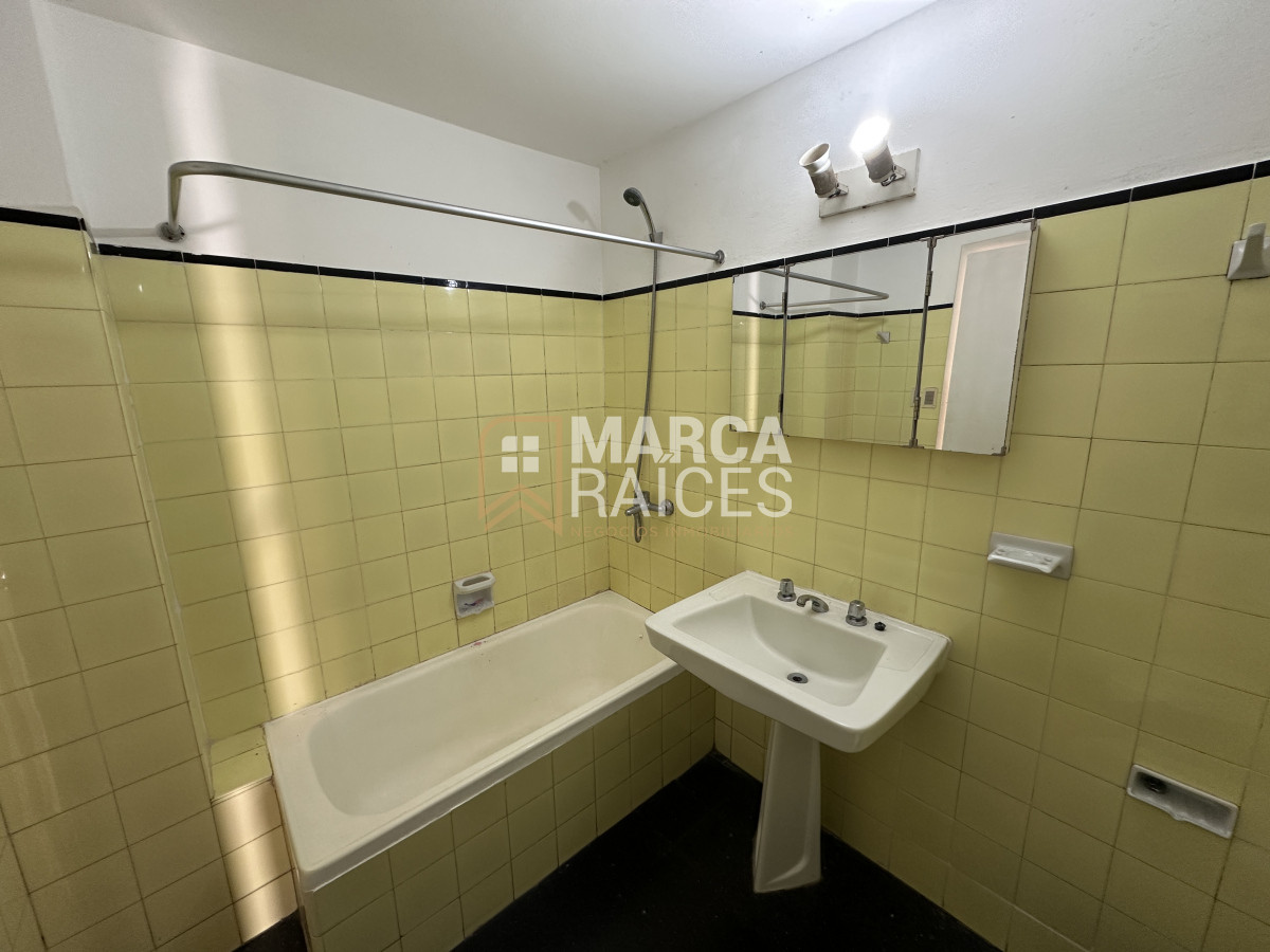 Apartamento ID.1042 - Venta Apartamento 2 Dormitorios Con Renta Al Frente Primer Piso Pocitos Montevideo