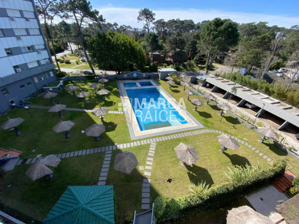 Apartamento ID.1506 - Venta apartamento 2 dormitorios y 2 baños con garaje en Av Roosevelt, Punta del Este. 