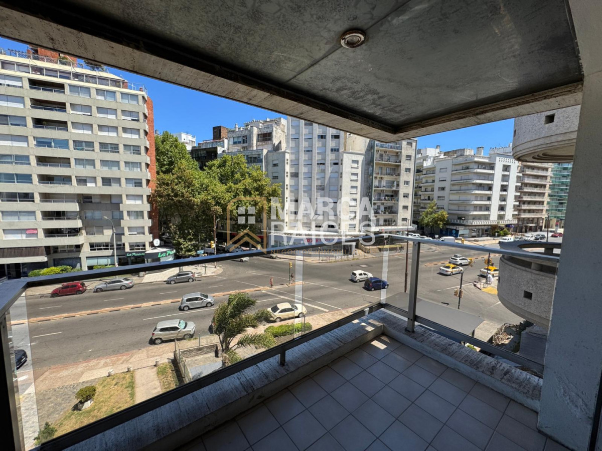 Apartamento ID.1865 - Alquiler Apartamento Monoambiente Con Balcon Piso Vista a la Rambla Pocitos Montevideo