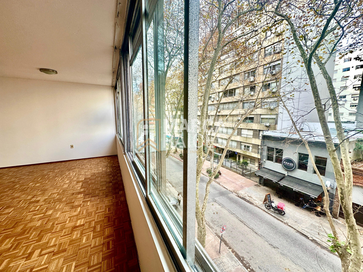 Apartamento ID.1548 - Venta Apartamento con RENTA 3 Dormitorios 2 Baños Pocitos Montevideo