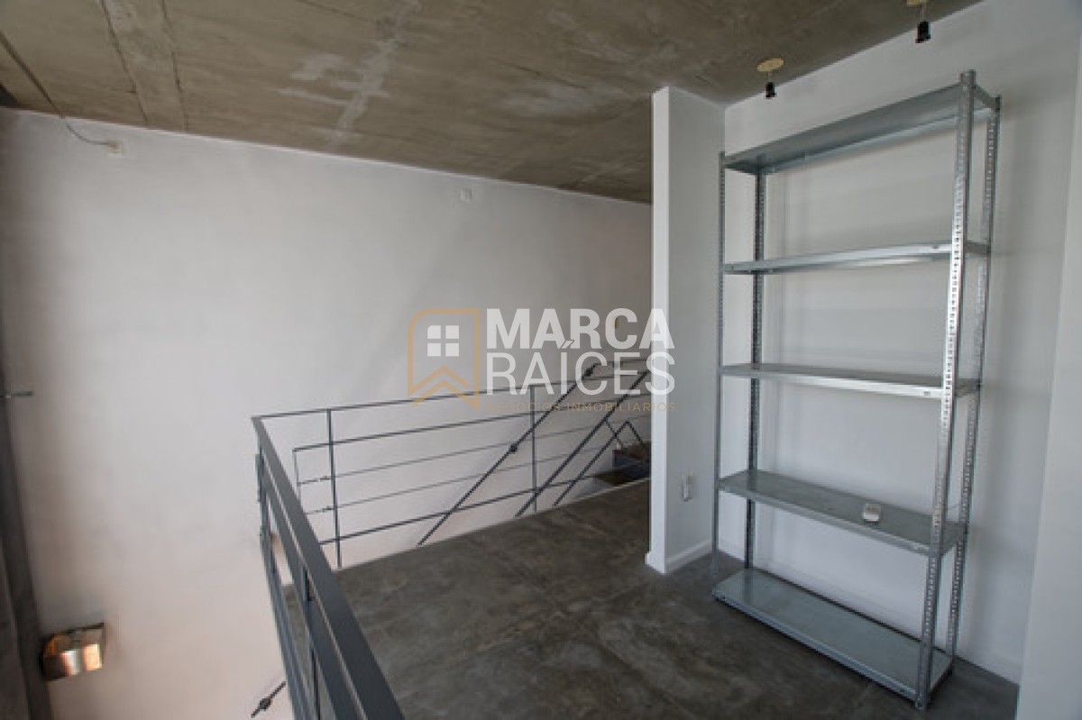 Apartamento ID.1699 - Alquiler Dúplex 1 Dormitorio + Escritorio con Terraza y Garaje - Muy Luminoso Ciudad Vieja Montevideo