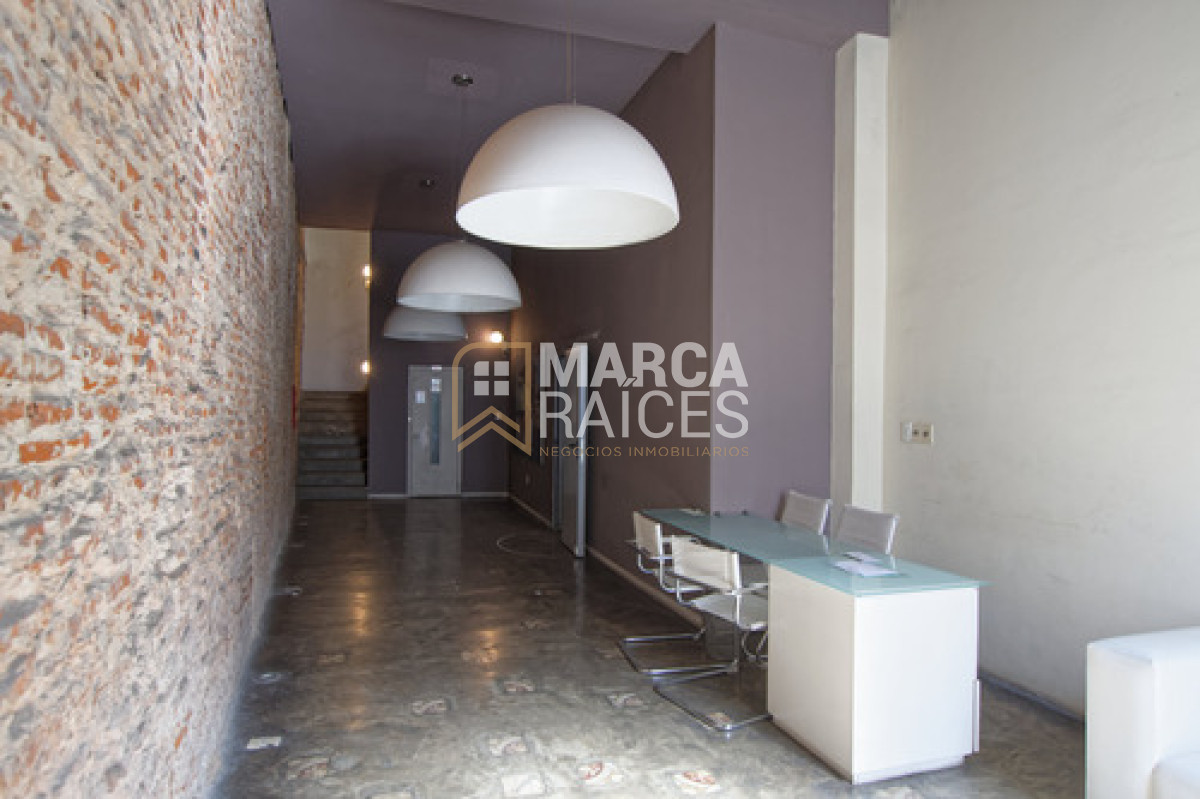 Apartamento ID.1699 - Alquiler Dúplex 1 Dormitorio + Escritorio con Terraza y Garaje - Muy Luminoso Ciudad Vieja Montevideo