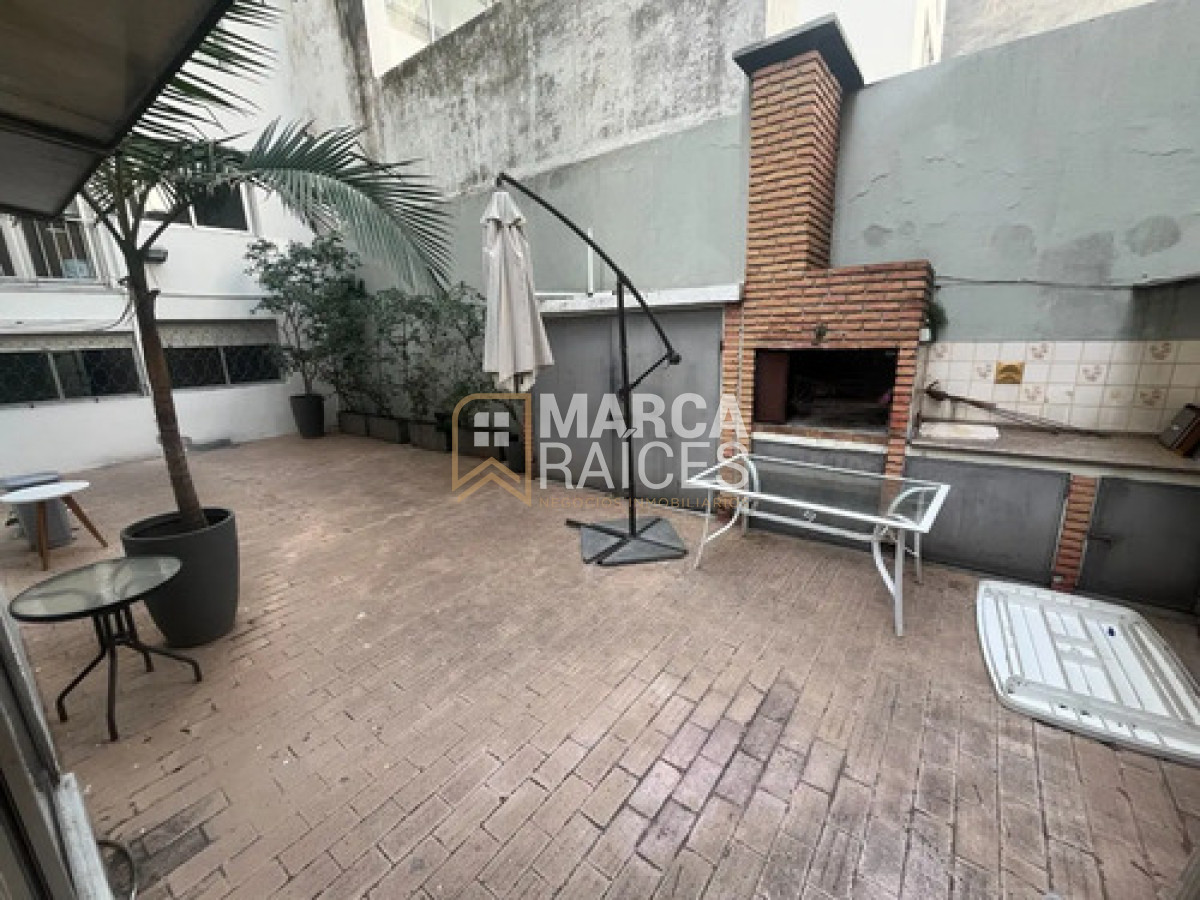 Apartamento ID.2032 - Alquiler Apartamento Con Patio Ideal Para Familias En Pocitos Con Vista A La Rambla! Con 2 Garages