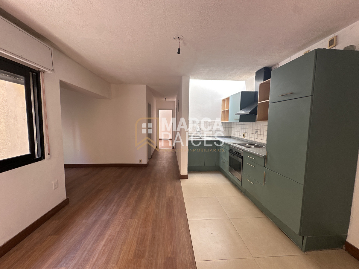 Apartamento ID.1657 - Alquiler Apartamento tipo casa 2 dormitorios con tarreza grande Barrio Sur Montevideo