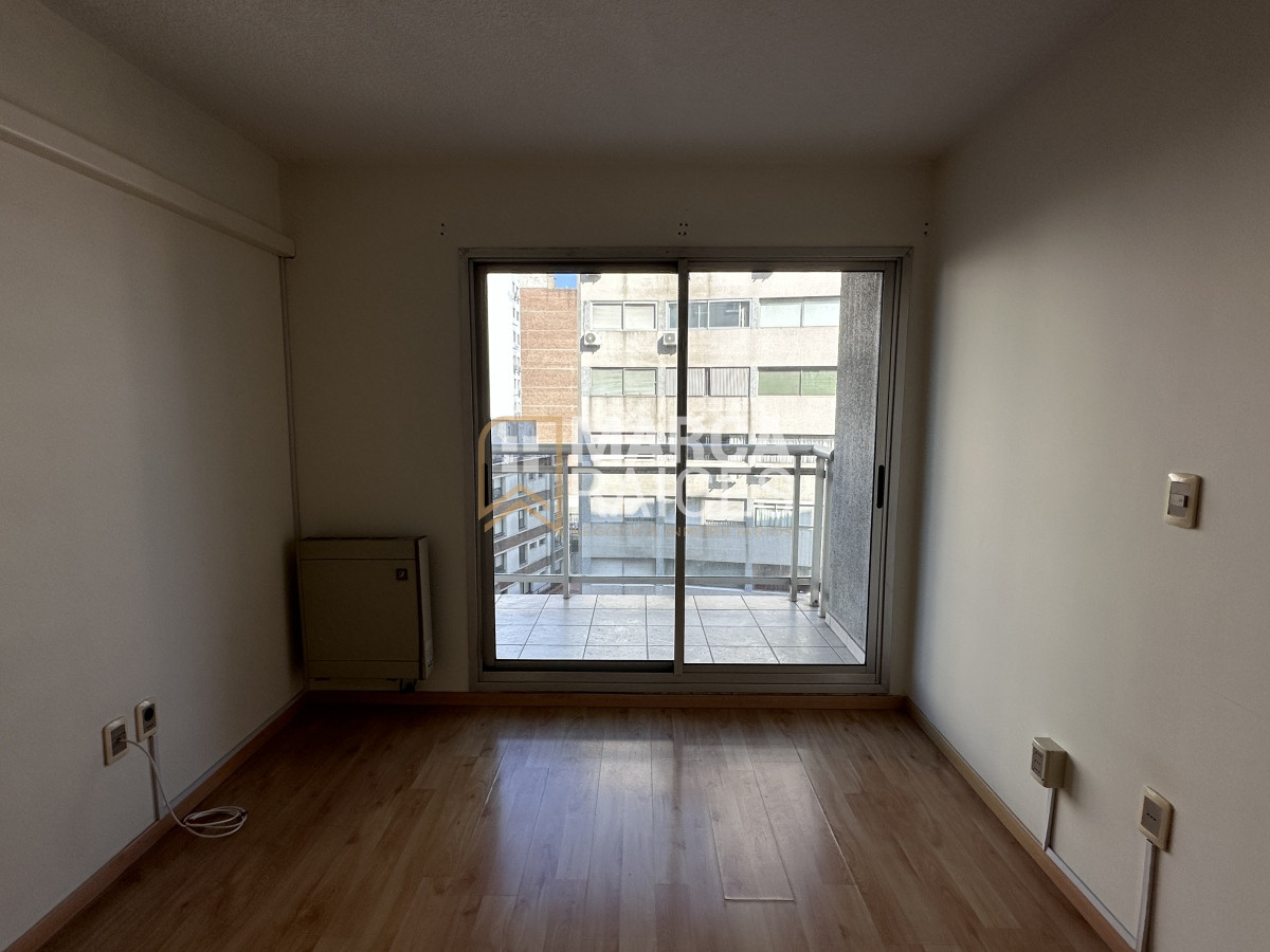 Apartamento ID.701 - Venta Apartamento 2 Dormitorios Garage Box Balcon al Frente Tres Cruces Montevideo