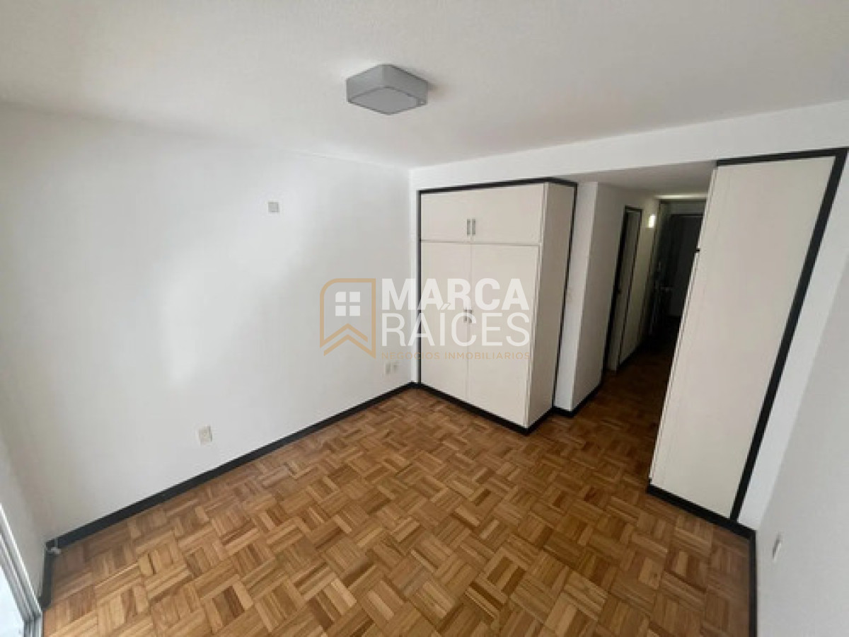 Apartamento ID.2032 - Alquiler Apartamento Con Patio Ideal Para Familias En Pocitos Con Vista A La Rambla! Con 2 Garages