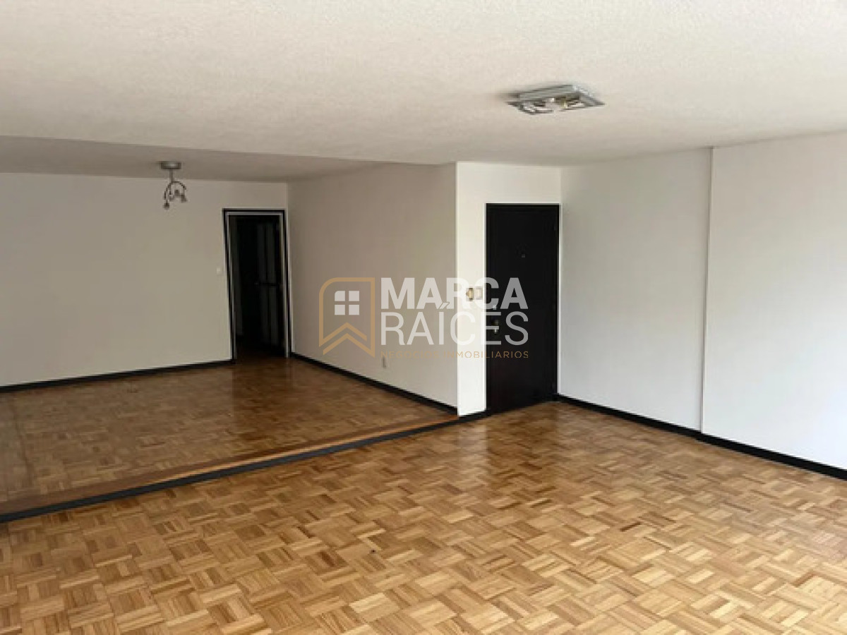 Apartamento ID.2032 - Alquiler Apartamento Con Patio Ideal Para Familias En Pocitos Con Vista A La Rambla! Con 2 Garages