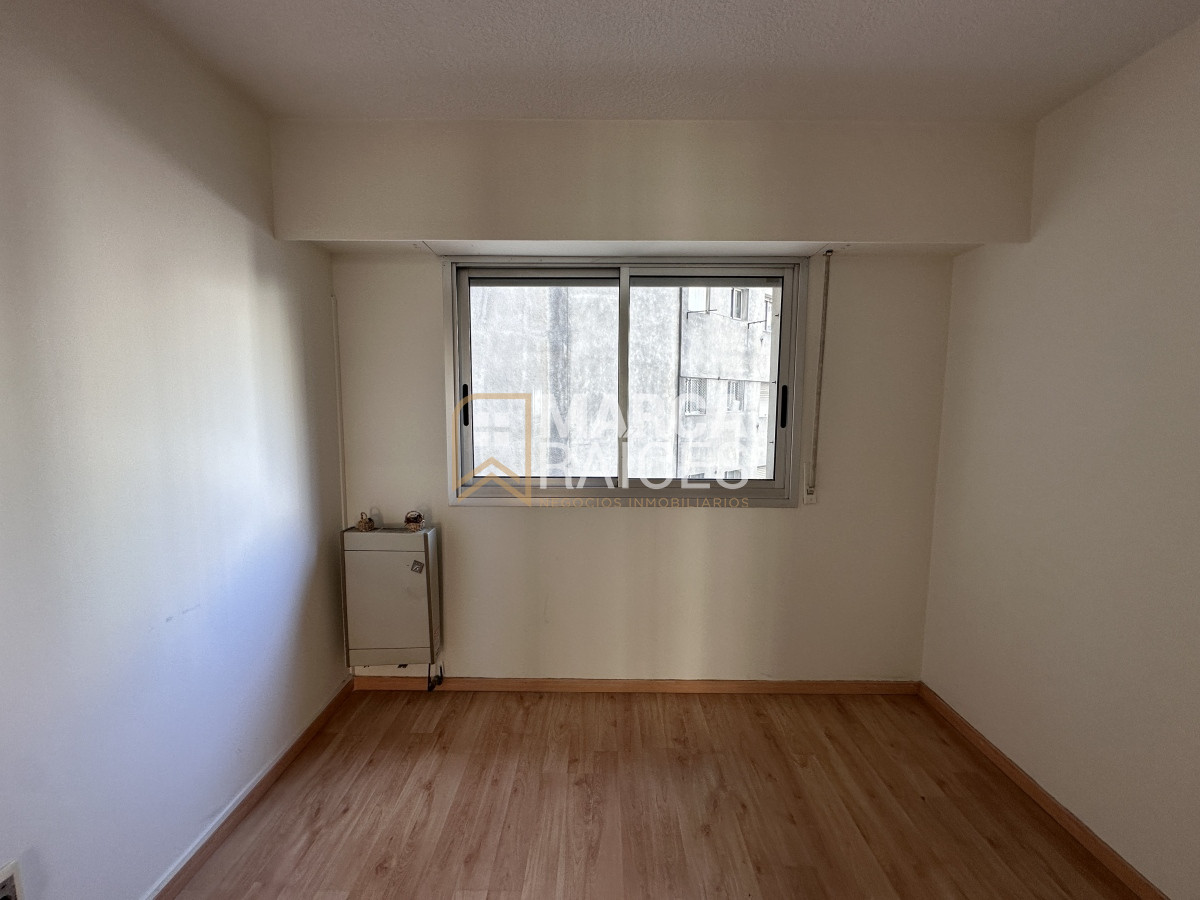 Apartamento ID.701 - Venta Apartamento 2 Dormitorios Garage Box Balcon al Frente Tres Cruces Montevideo