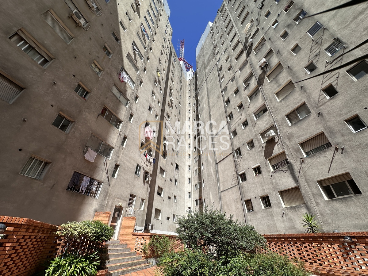 Apartamento ID.701 - Venta Apartamento 2 Dormitorios Garage Box Balcon al Frente Tres Cruces Montevideo