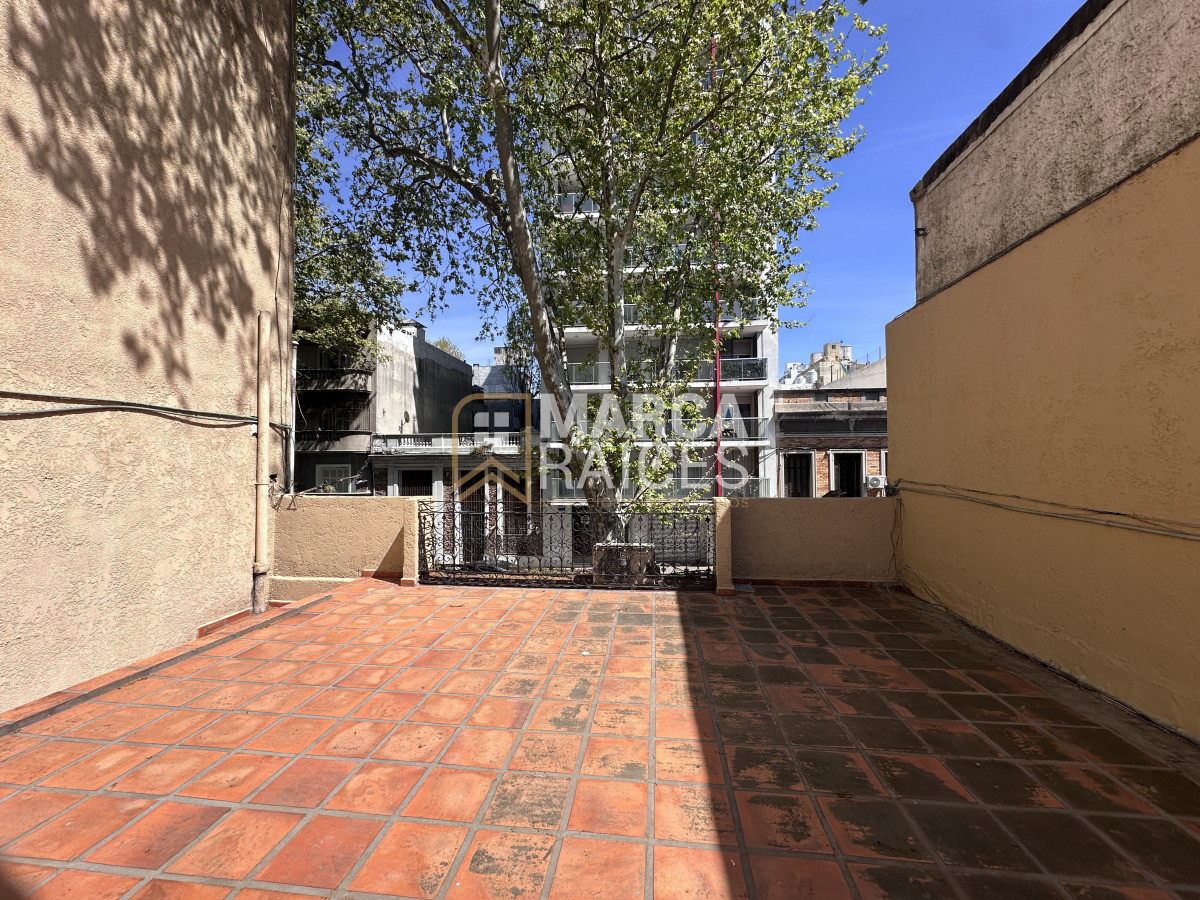 Apartamento ID.1657 - Alquiler Apartamento tipo casa 2 dormitorios con tarreza grande Barrio Sur Montevideo