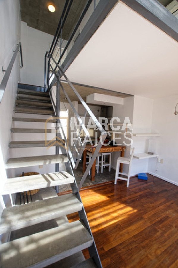 Apartamento ID.1699 - Alquiler Dúplex 1 Dormitorio + Escritorio con Terraza y Garaje - Muy Luminoso Ciudad Vieja Montevideo