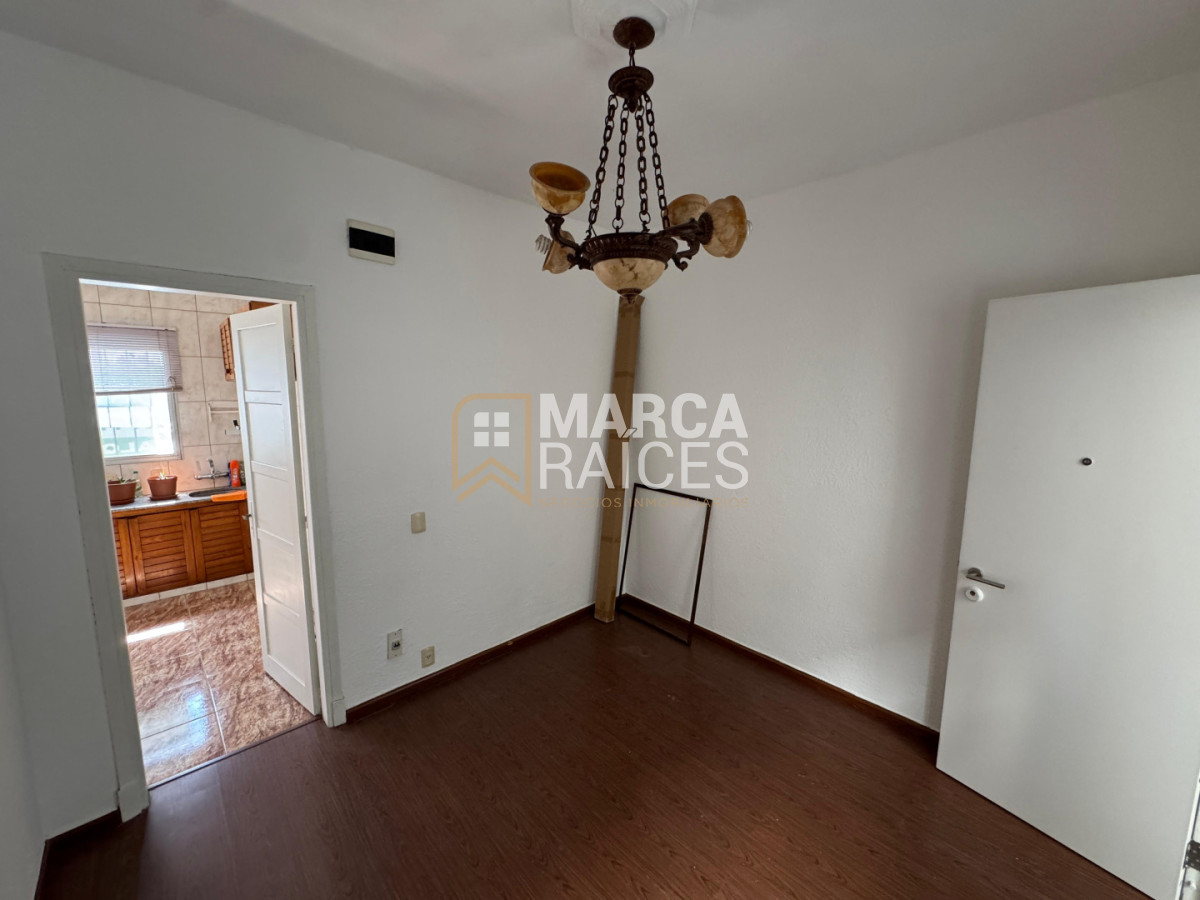 Apartamento ID.1807 - Alquiler Apartamento 2 Dormitorios, 1 Baño, Cocina Y Living. 2do Piso Por Escalera Pocitos Montevideo