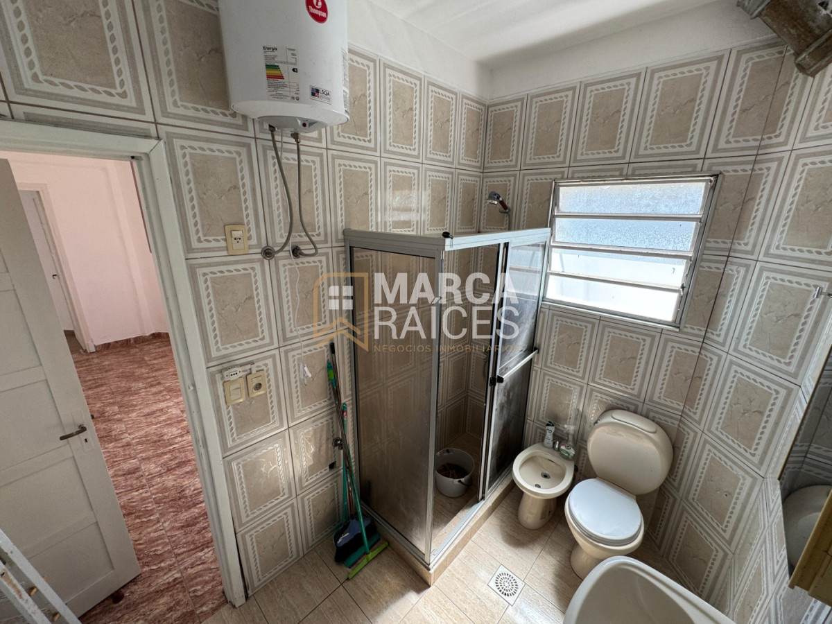 Apartamento ID.1807 - Alquiler Apartamento 2 Dormitorios, 1 Baño, Cocina Y Living. 2do Piso Por Escalera Pocitos Montevideo