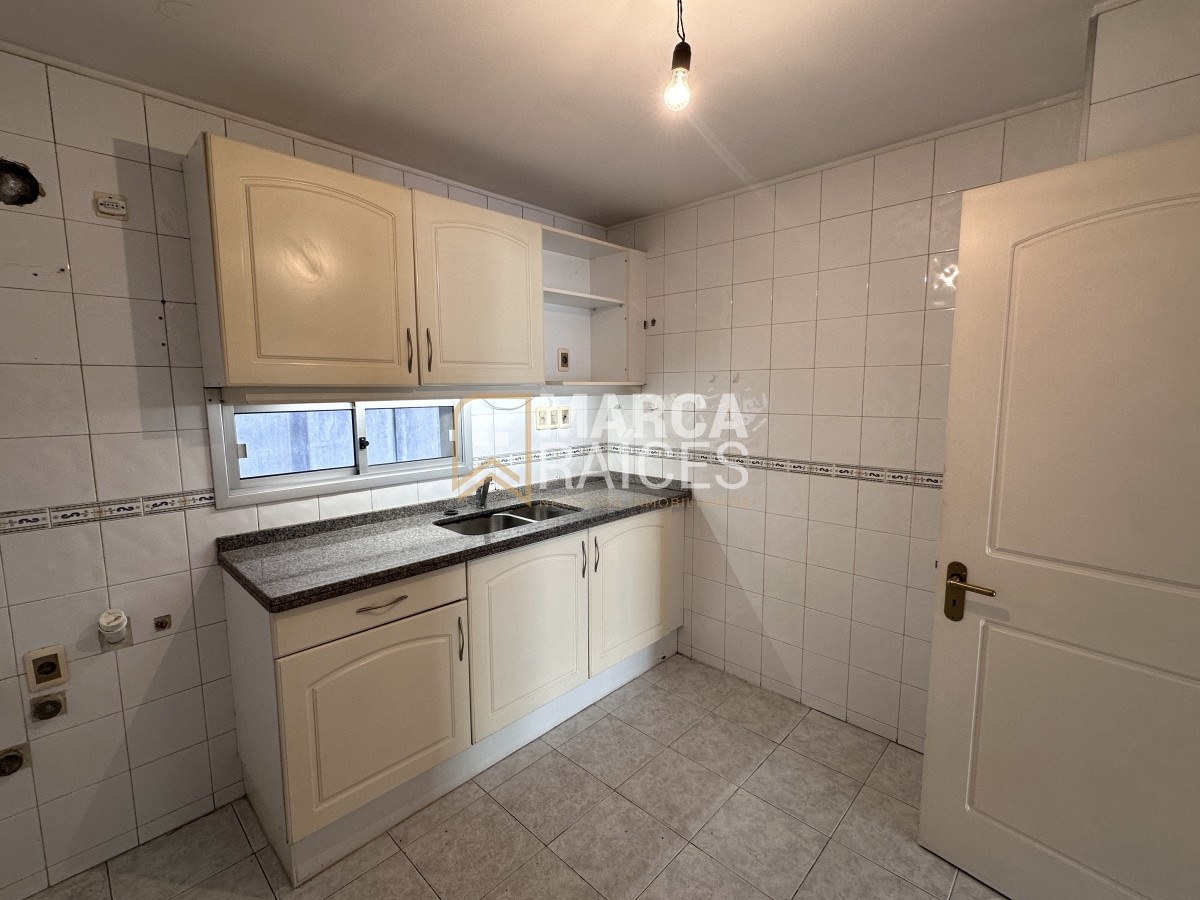 Apartamento ID.701 - Venta Apartamento 2 Dormitorios Garage Box Balcon al Frente Tres Cruces Montevideo