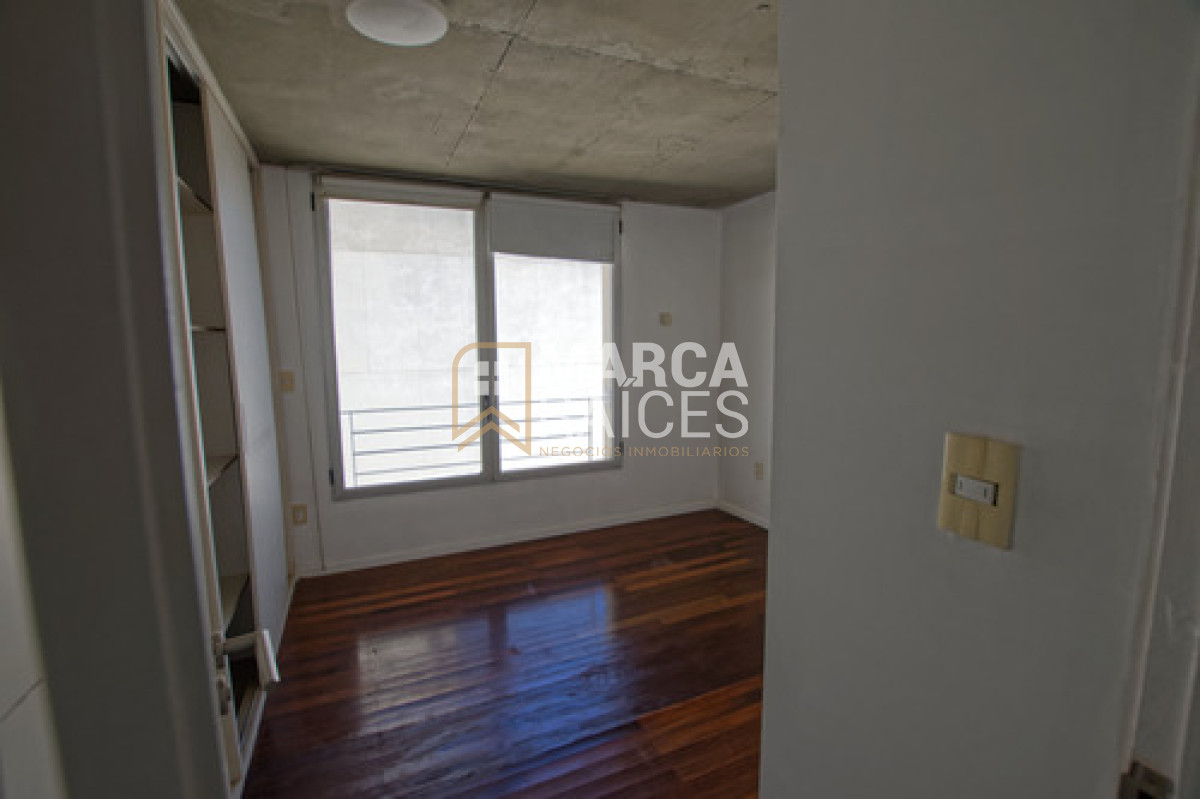 Apartamento ID.1699 - Alquiler Dúplex 1 Dormitorio + Escritorio con Terraza y Garaje - Muy Luminoso Ciudad Vieja Montevideo