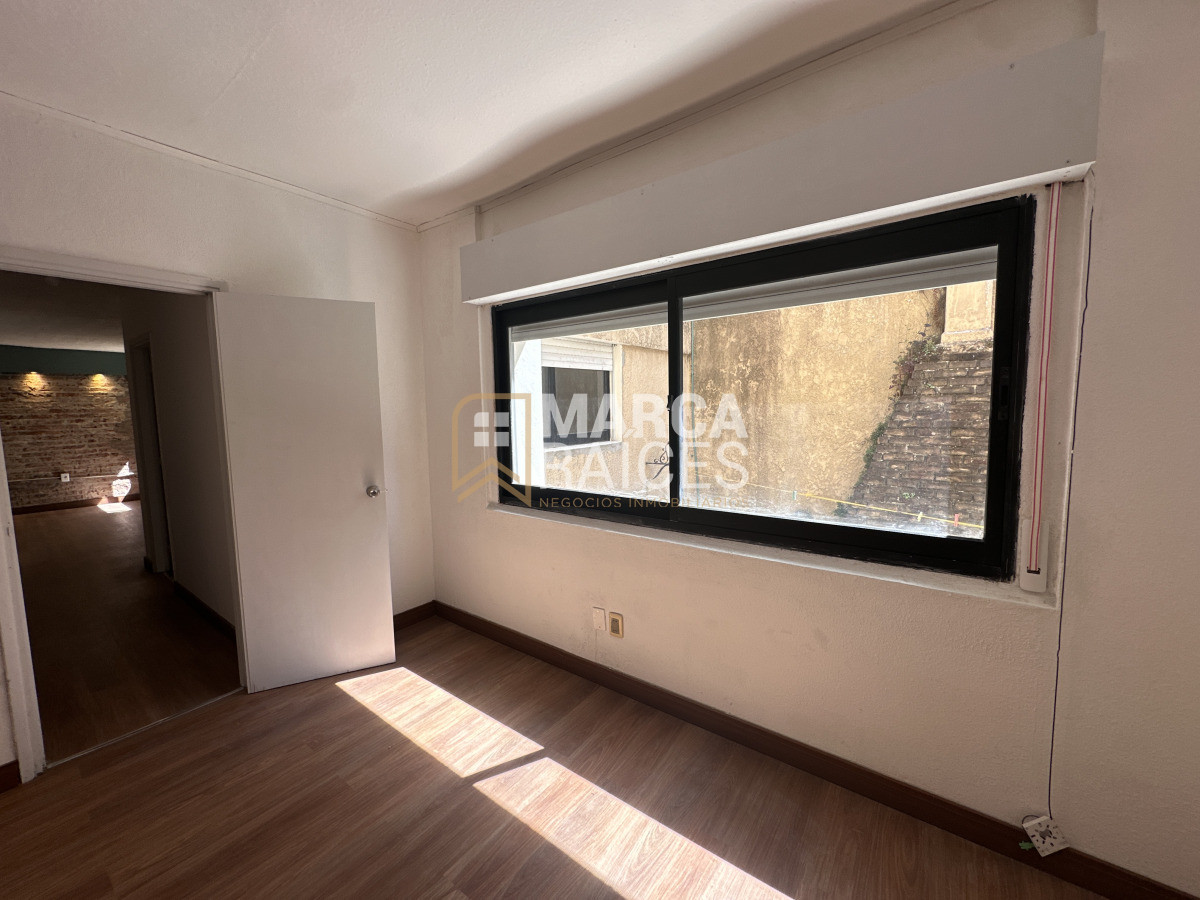 Apartamento ID.1657 - Alquiler Apartamento tipo casa 2 dormitorios con tarreza grande Barrio Sur Montevideo