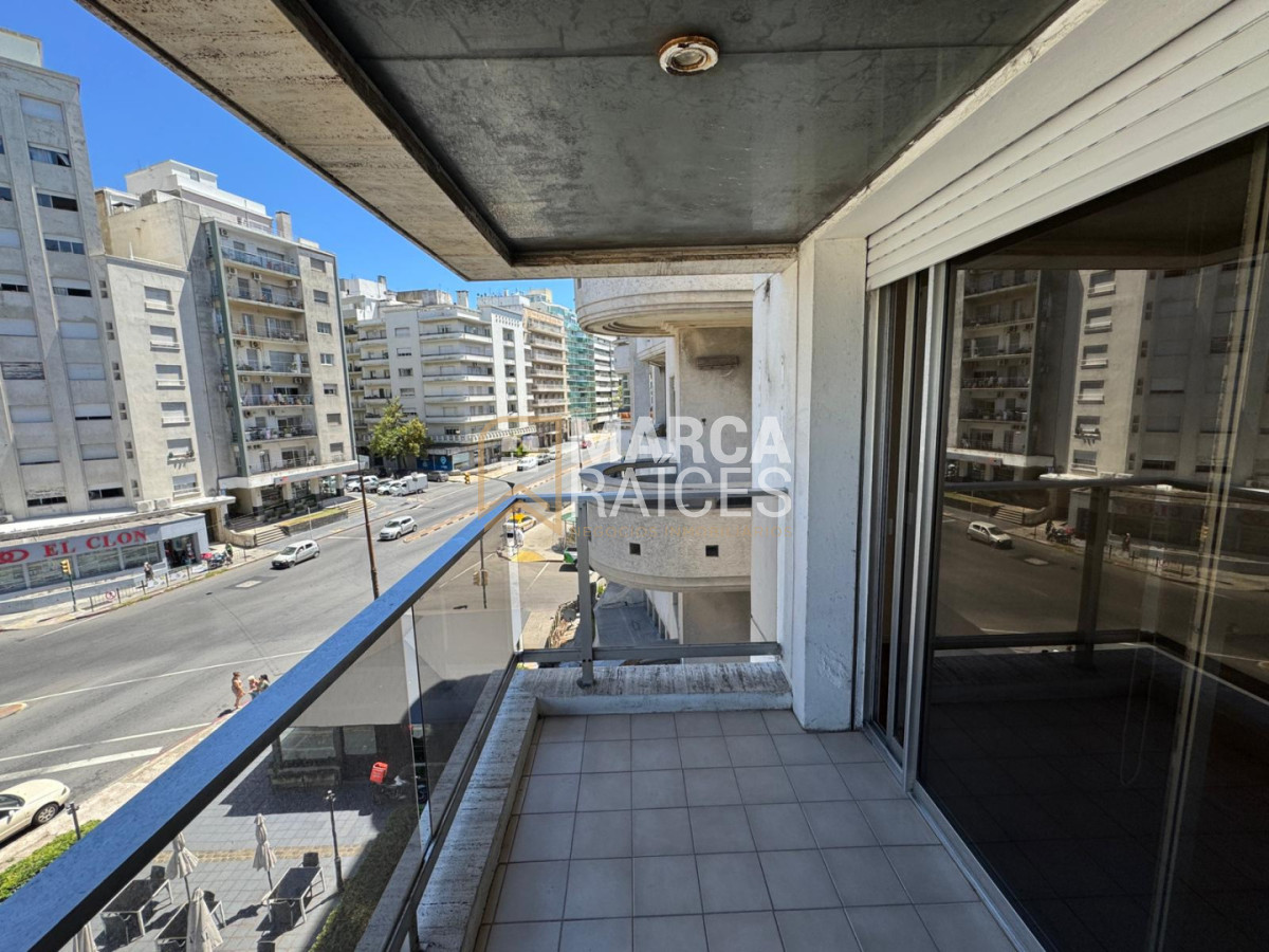 Apartamento ID.1865 - Alquiler Apartamento Monoambiente Con Balcon Piso Vista a la Rambla Pocitos Montevideo