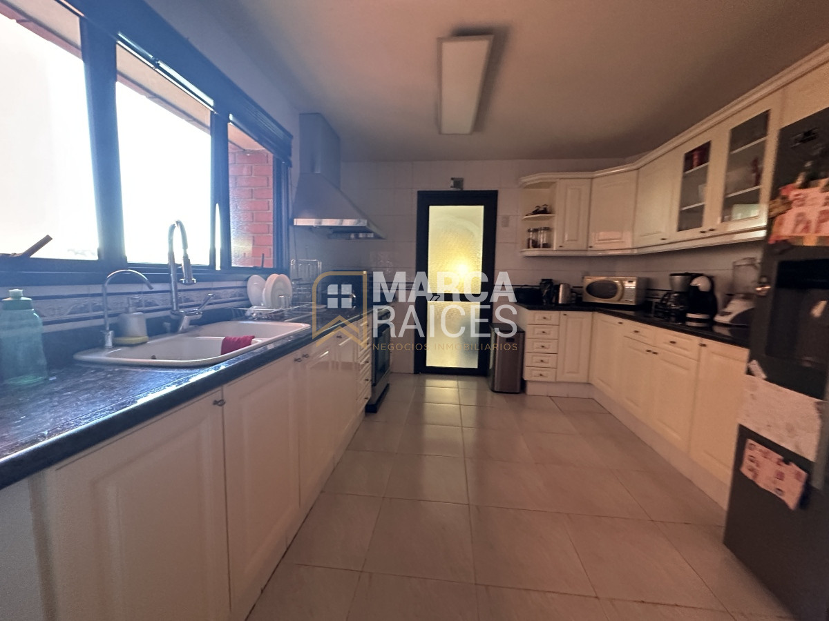 Apartamento ID.853 - Venta Apartamento Frente a Rambla Kibon 3 Dormitorios + Servicio Garage Doble Vista a la Rambla Pocitos Montevideo