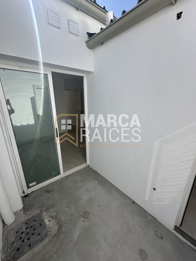 Apartamento ID.1004 - Venta Apartamento 1 Dormitorio Con Patio Y Cochera con buena renta Paysandu Uruguay