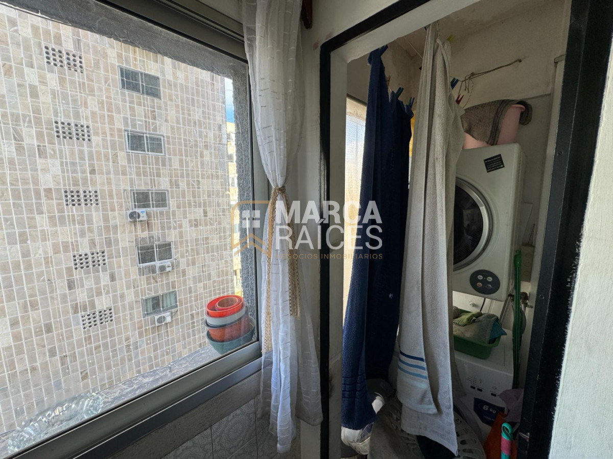 Apartamento ID.2043 - Alquiler Apartamento 4 Dormitorios, 2 Baños con Garage. Ciudad Vieja, Montevideo