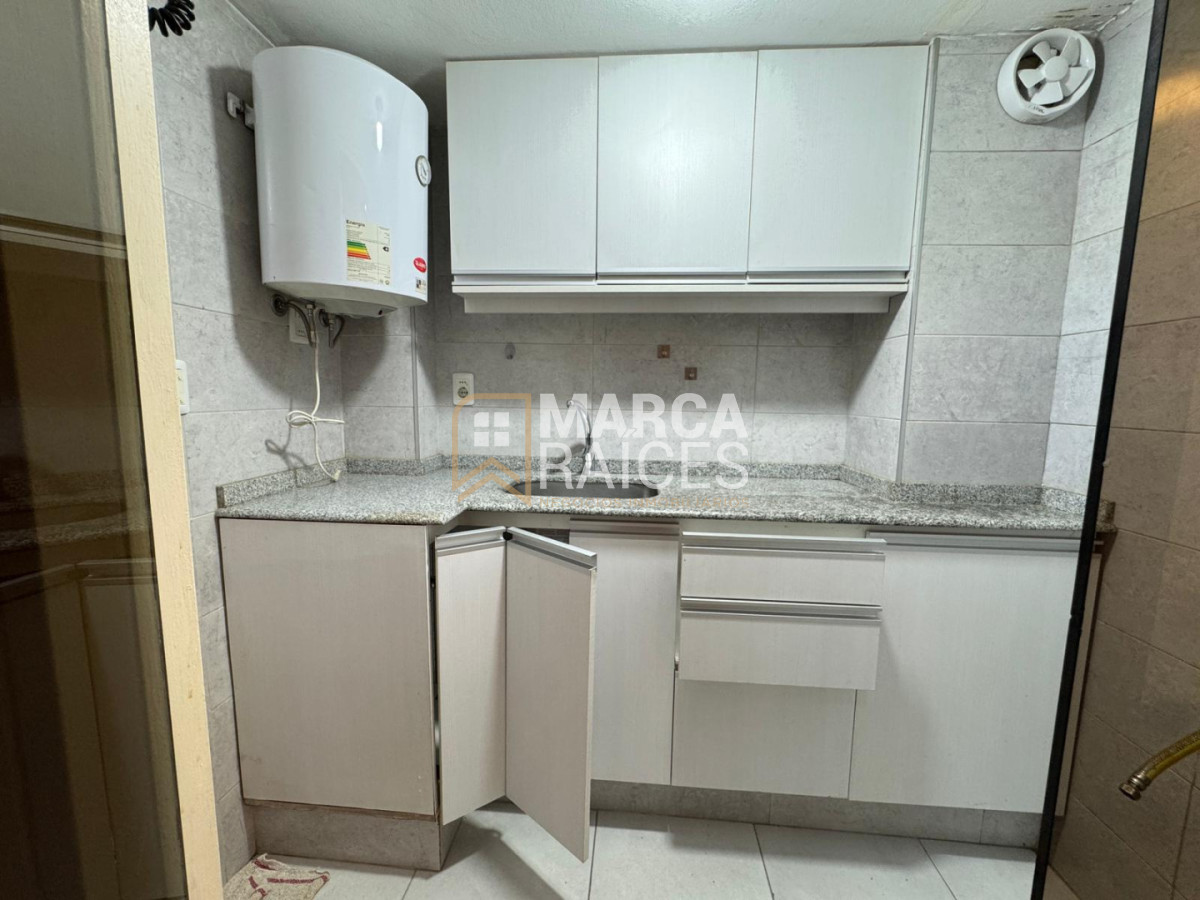 Apartamento ID.1865 - Alquiler Apartamento Monoambiente Con Balcon Piso Vista a la Rambla Pocitos Montevideo