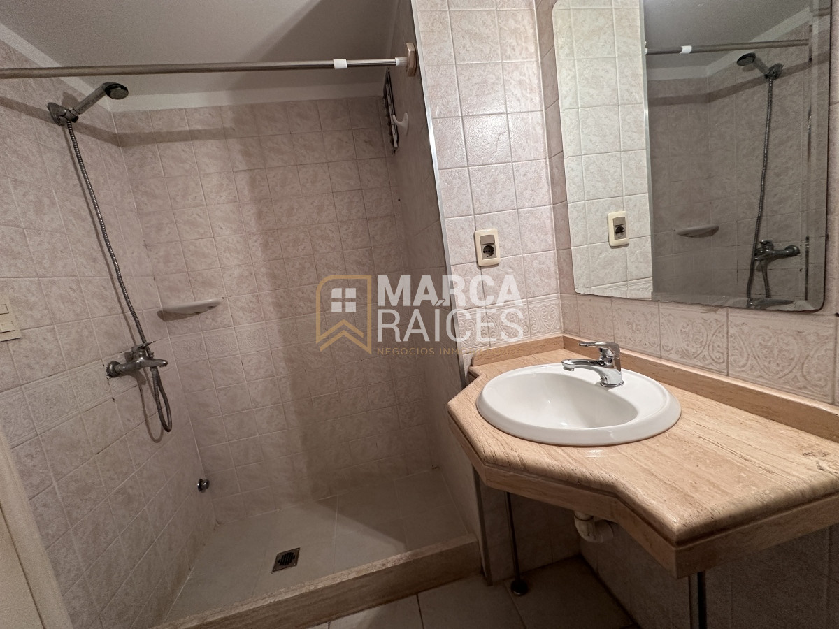 Apartamento ID.701 - Venta Apartamento 2 Dormitorios Garage Box Balcon al Frente Tres Cruces Montevideo