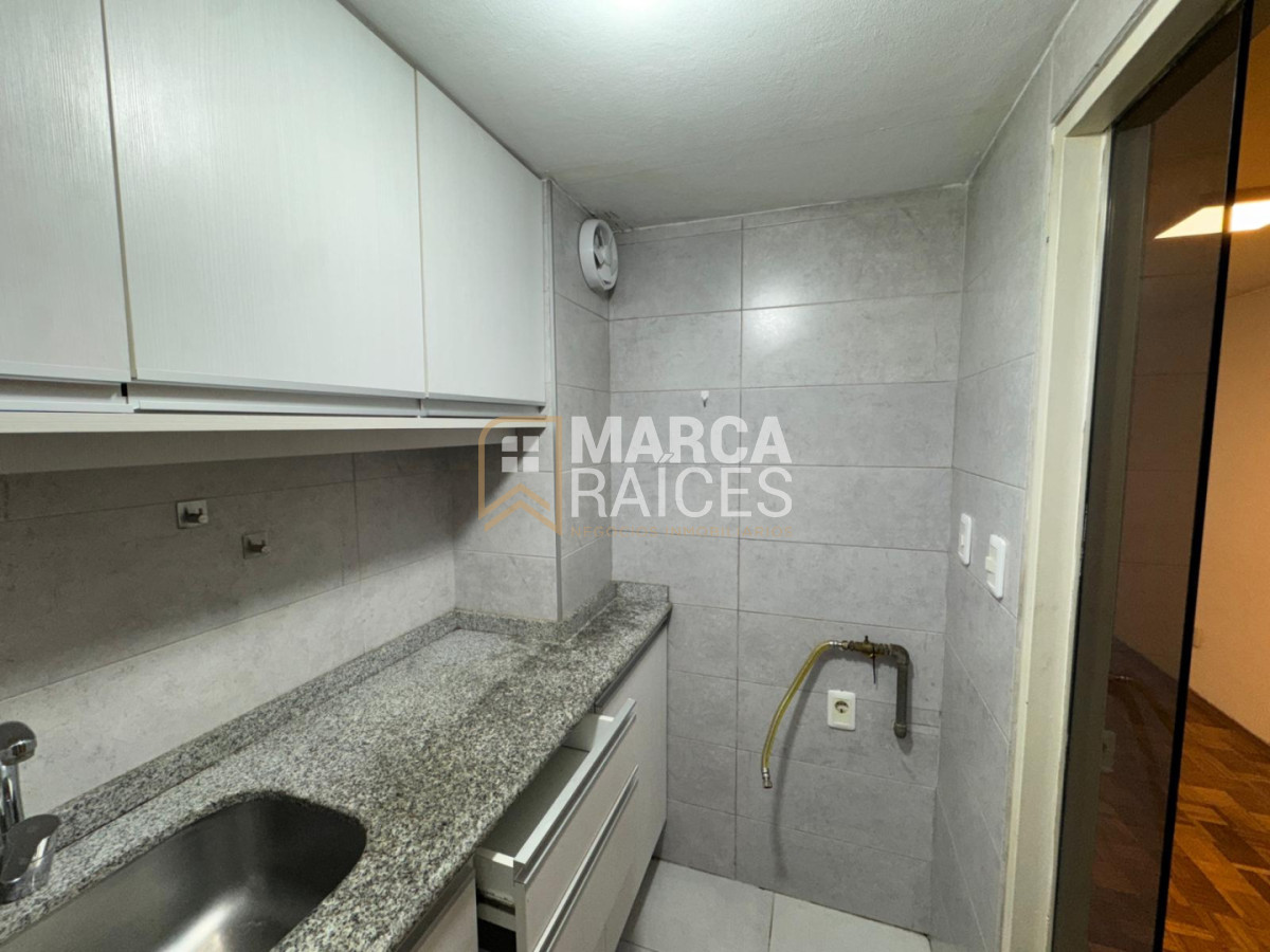 Apartamento ID.1865 - Alquiler Apartamento Monoambiente Con Balcon Piso Vista a la Rambla Pocitos Montevideo