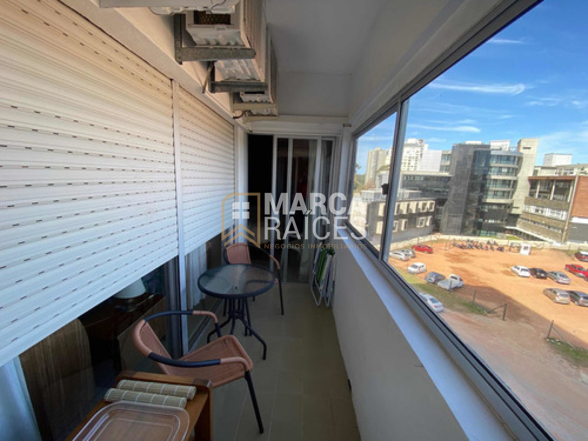 Apartamento ID.1506 - Venta apartamento 2 dormitorios y 2 baños con garaje en Av Roosevelt, Punta del Este. 