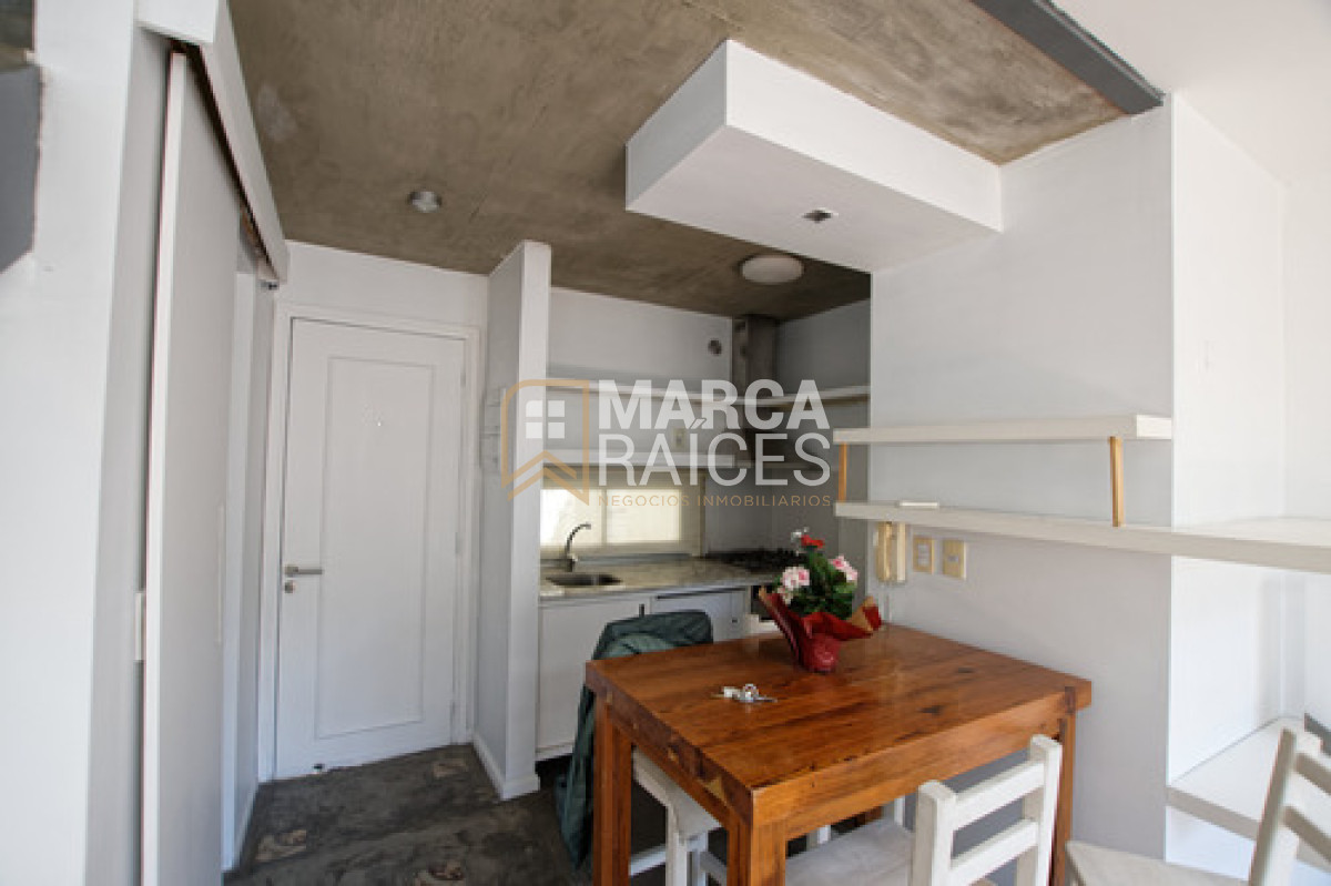 Apartamento ID.1699 - Alquiler Dúplex 1 Dormitorio + Escritorio con Terraza y Garaje - Muy Luminoso Ciudad Vieja Montevideo