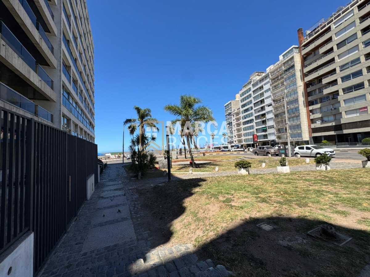 Apartamento ID.1865 - Alquiler Apartamento Monoambiente Con Balcon Piso Vista a la Rambla Pocitos Montevideo