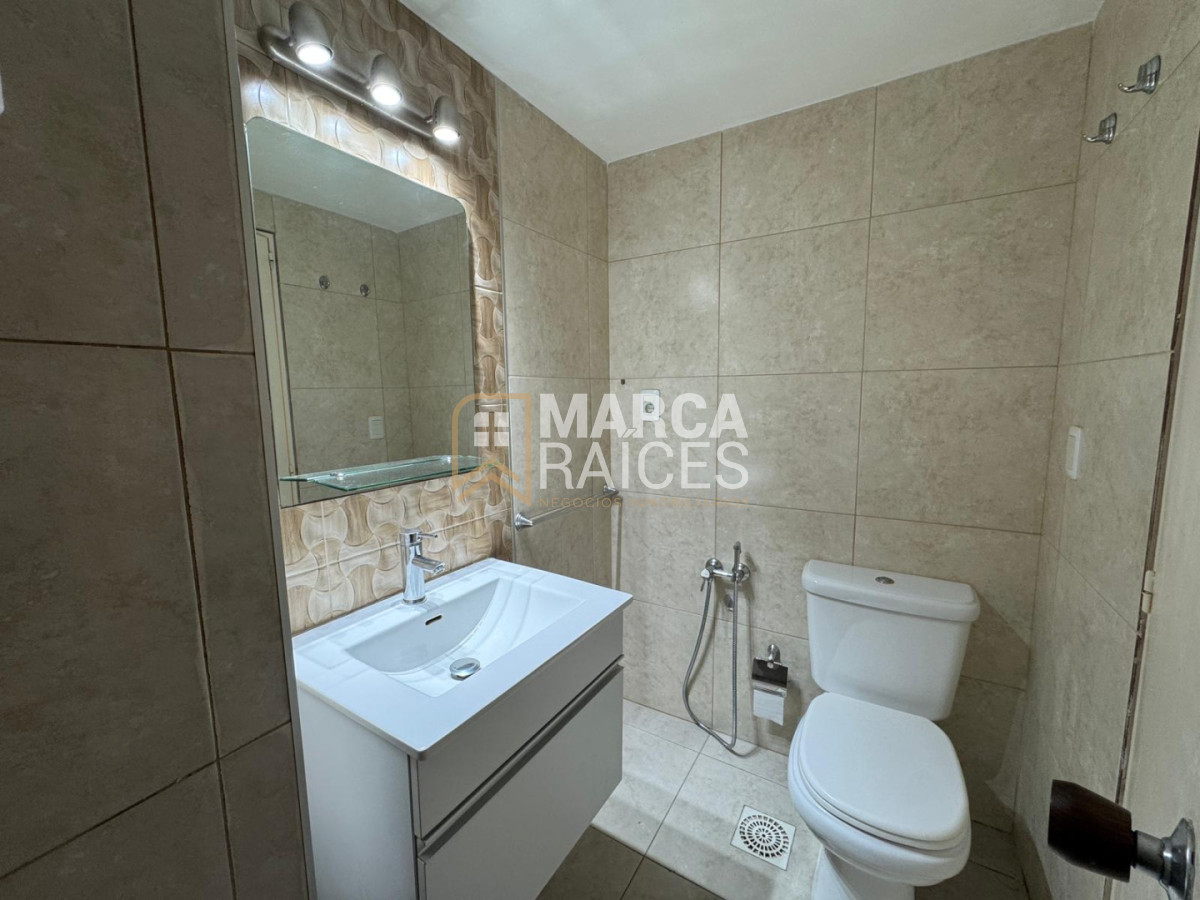 Apartamento ID.1865 - Alquiler Apartamento Monoambiente Con Balcon Piso Vista a la Rambla Pocitos Montevideo