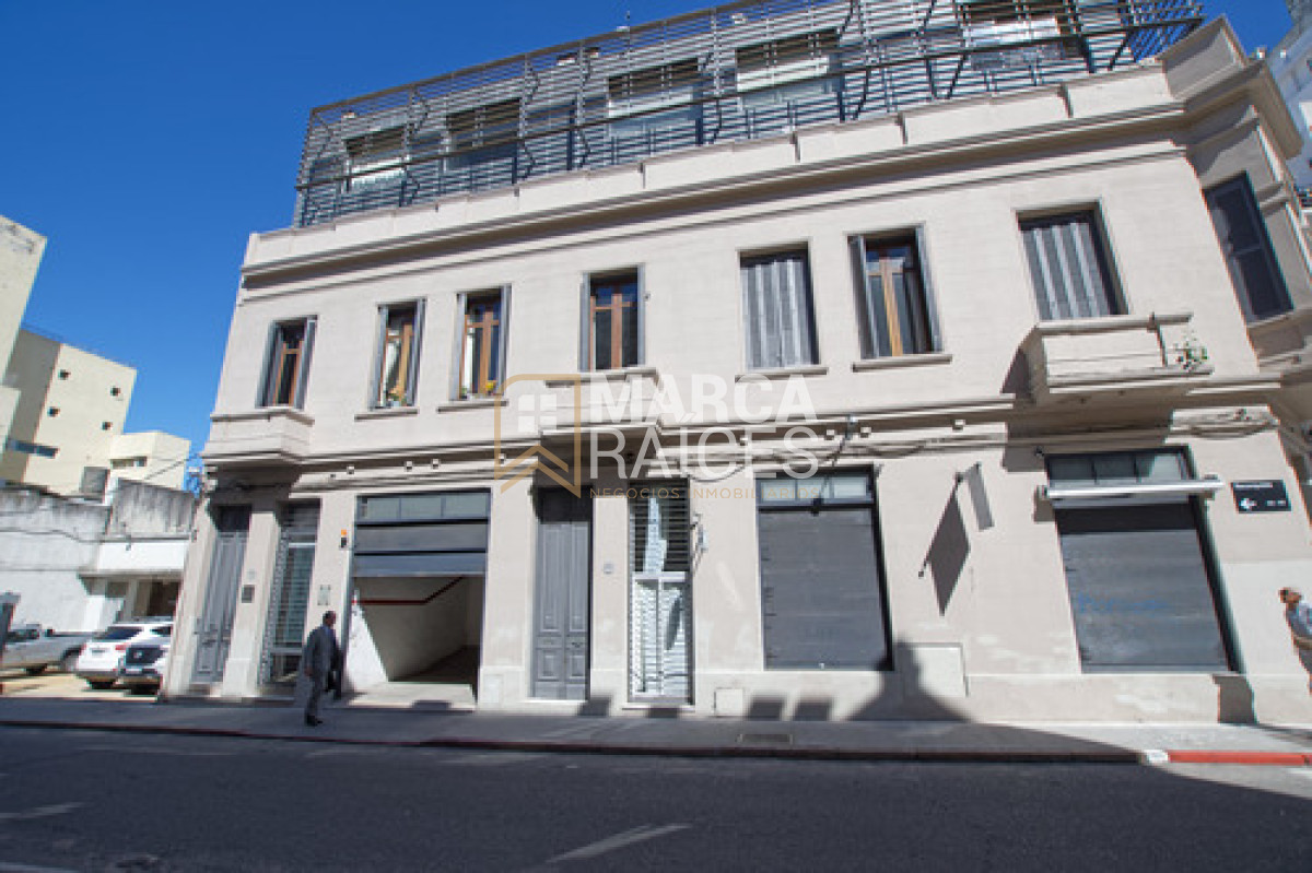 Apartamento ID.1699 - Alquiler Dúplex 1 Dormitorio + Escritorio con Terraza y Garaje - Muy Luminoso Ciudad Vieja Montevideo