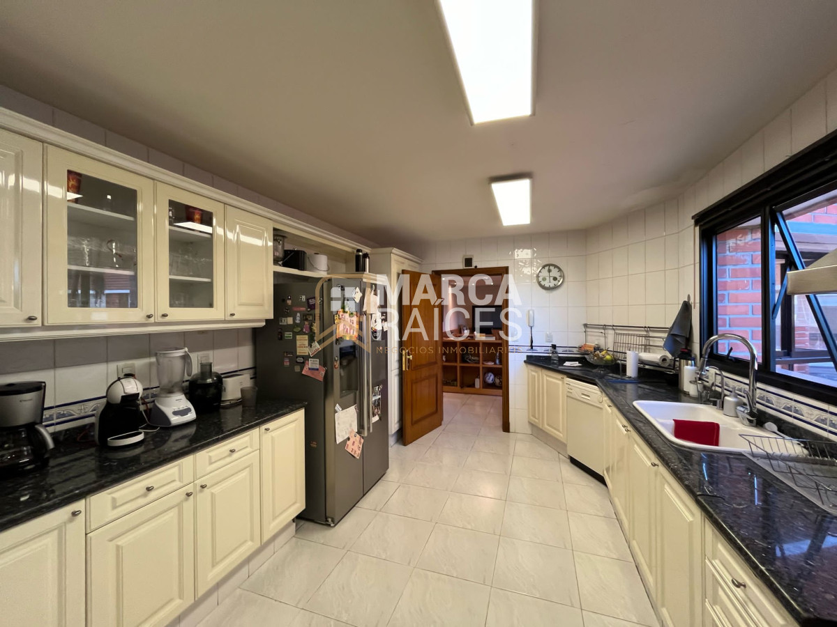 Apartamento ID.853 - Venta Apartamento Frente a Rambla Kibon 3 Dormitorios + Servicio Garage Doble Vista a la Rambla Pocitos Montevideo