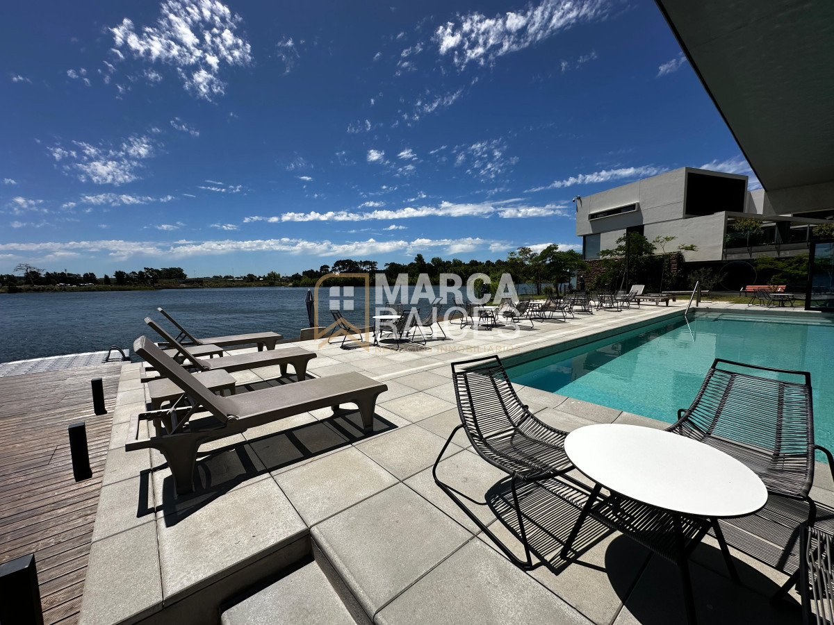 Apartamento ID.1147 - Venta Penthouse Duplex 4 Dormitorios Carrasco Hermosa Vista al Lago A Estrenar