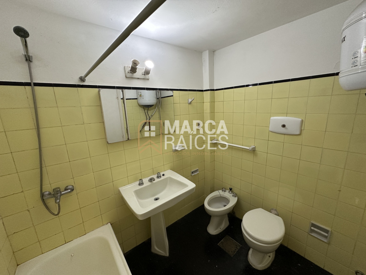 Apartamento ID.1042 - Venta Apartamento 2 Dormitorios Con Renta Al Frente Primer Piso Pocitos Montevideo